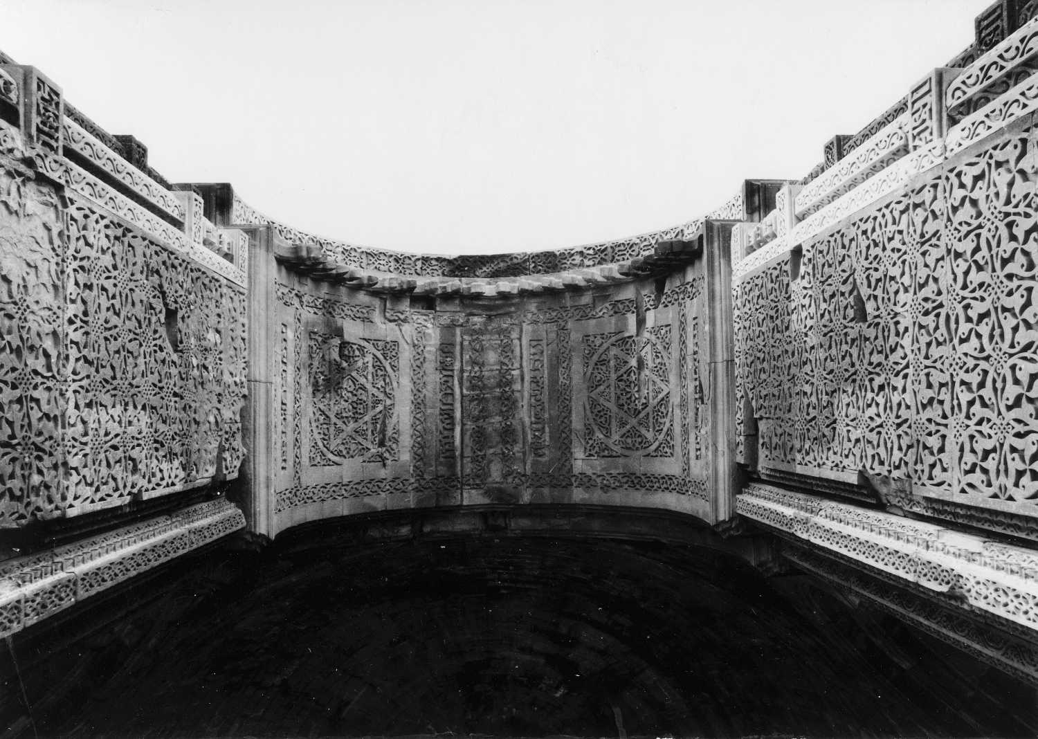Qutb complex, Mehrauli