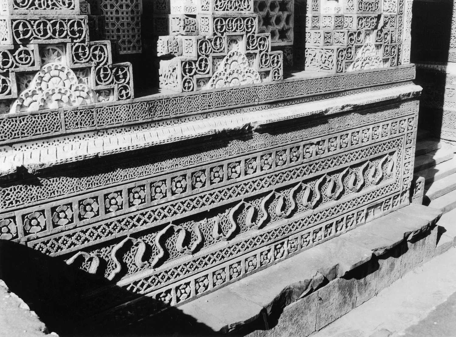 Qutb complex, Mehrauli