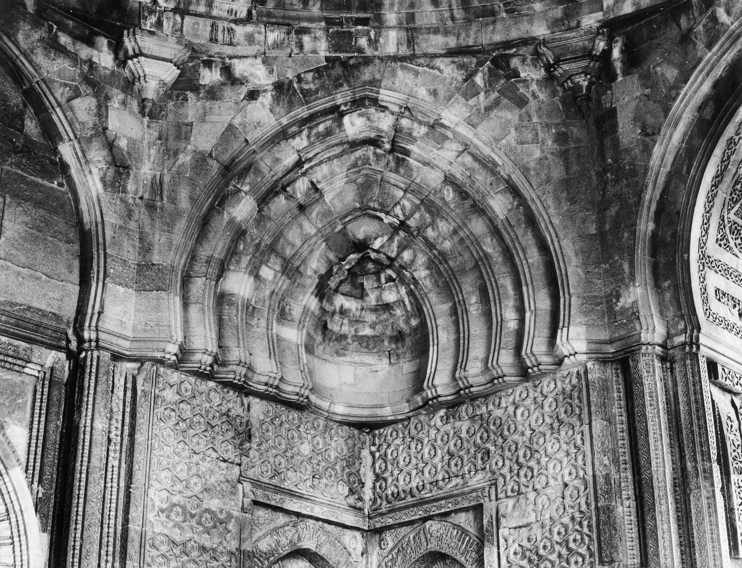 Qutb complex, Mehrauli