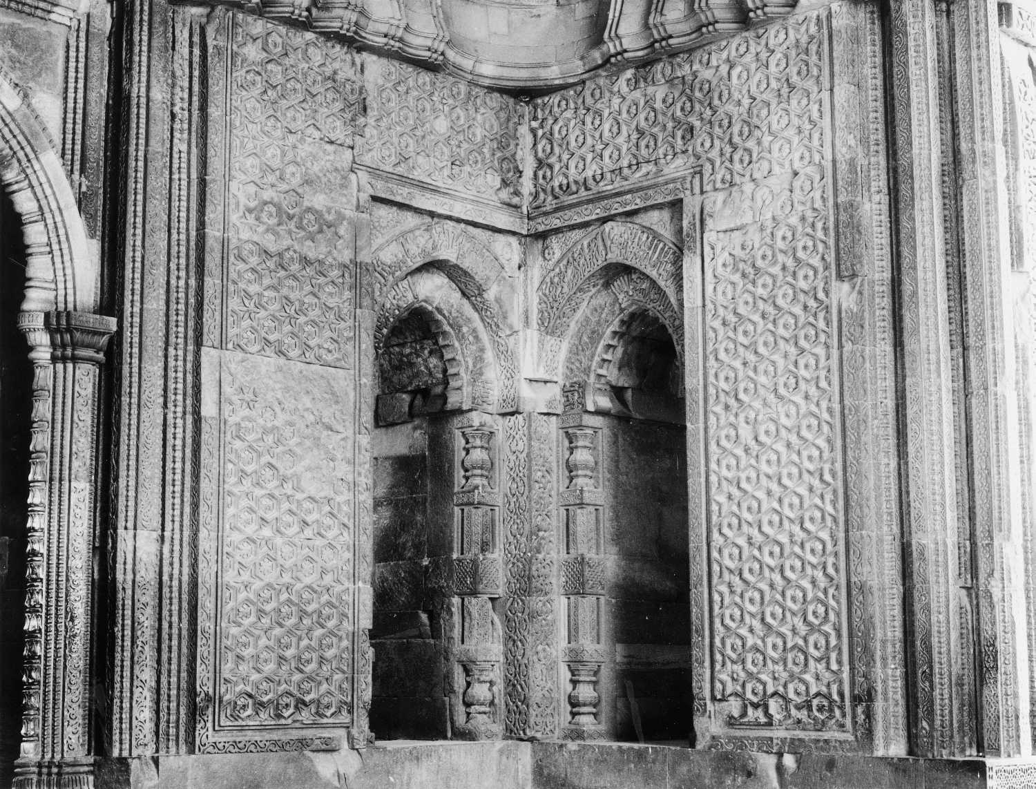 Qutb complex, Mehrauli