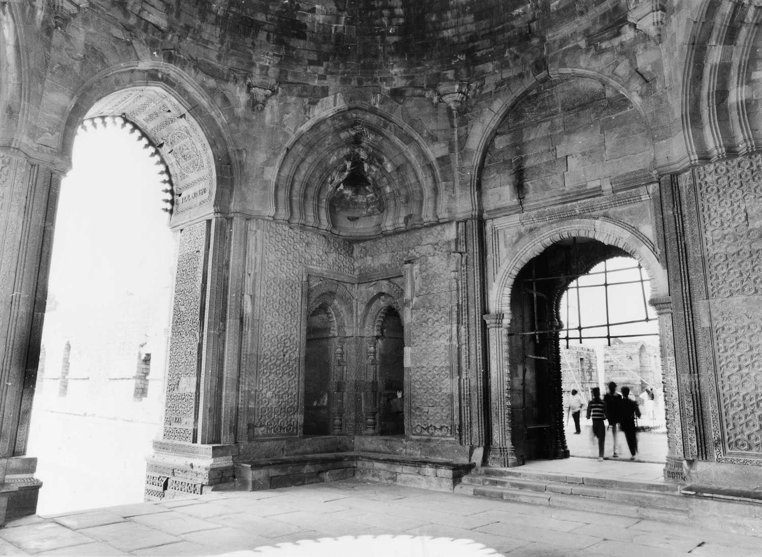 Qutb complex, Mehrauli