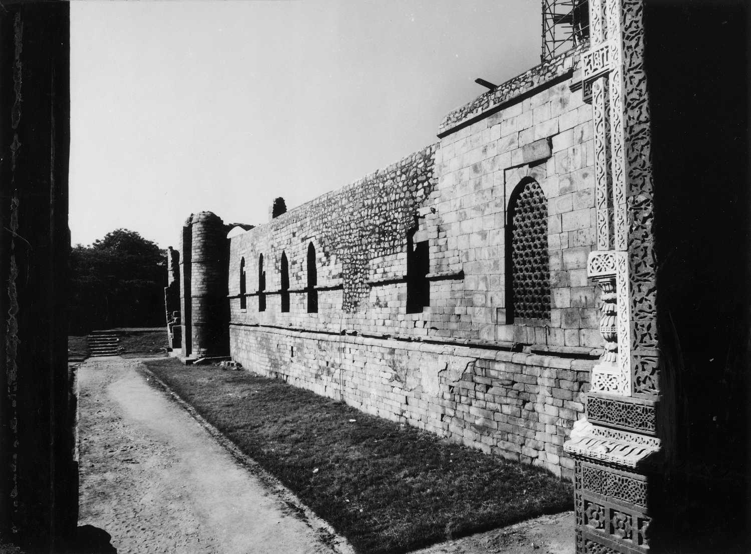 Qutb complex, Mehrauli