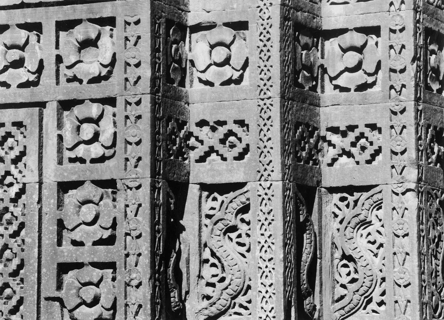 Qutb complex, Mehrauli