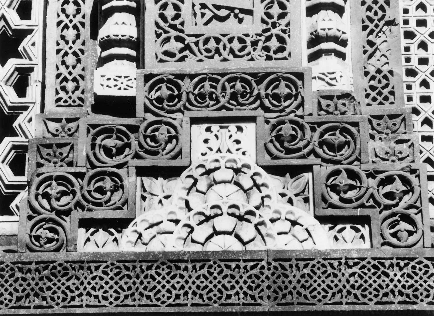 Qutb complex, Mehrauli