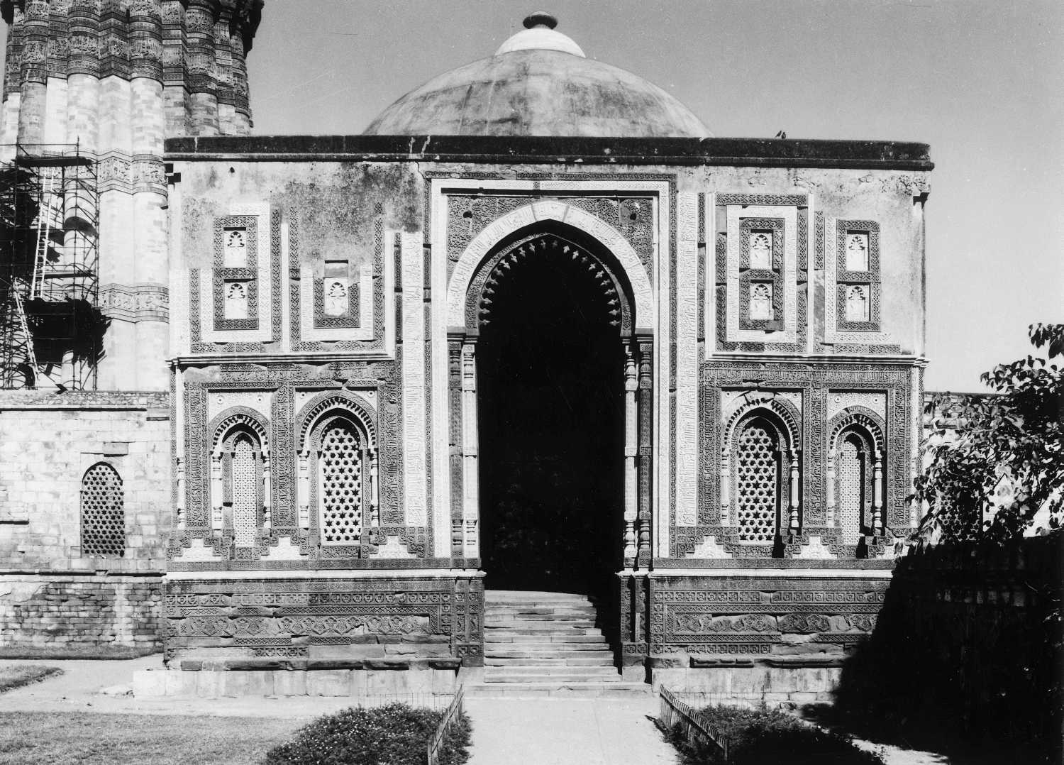 Qutb complex, Mehrauli