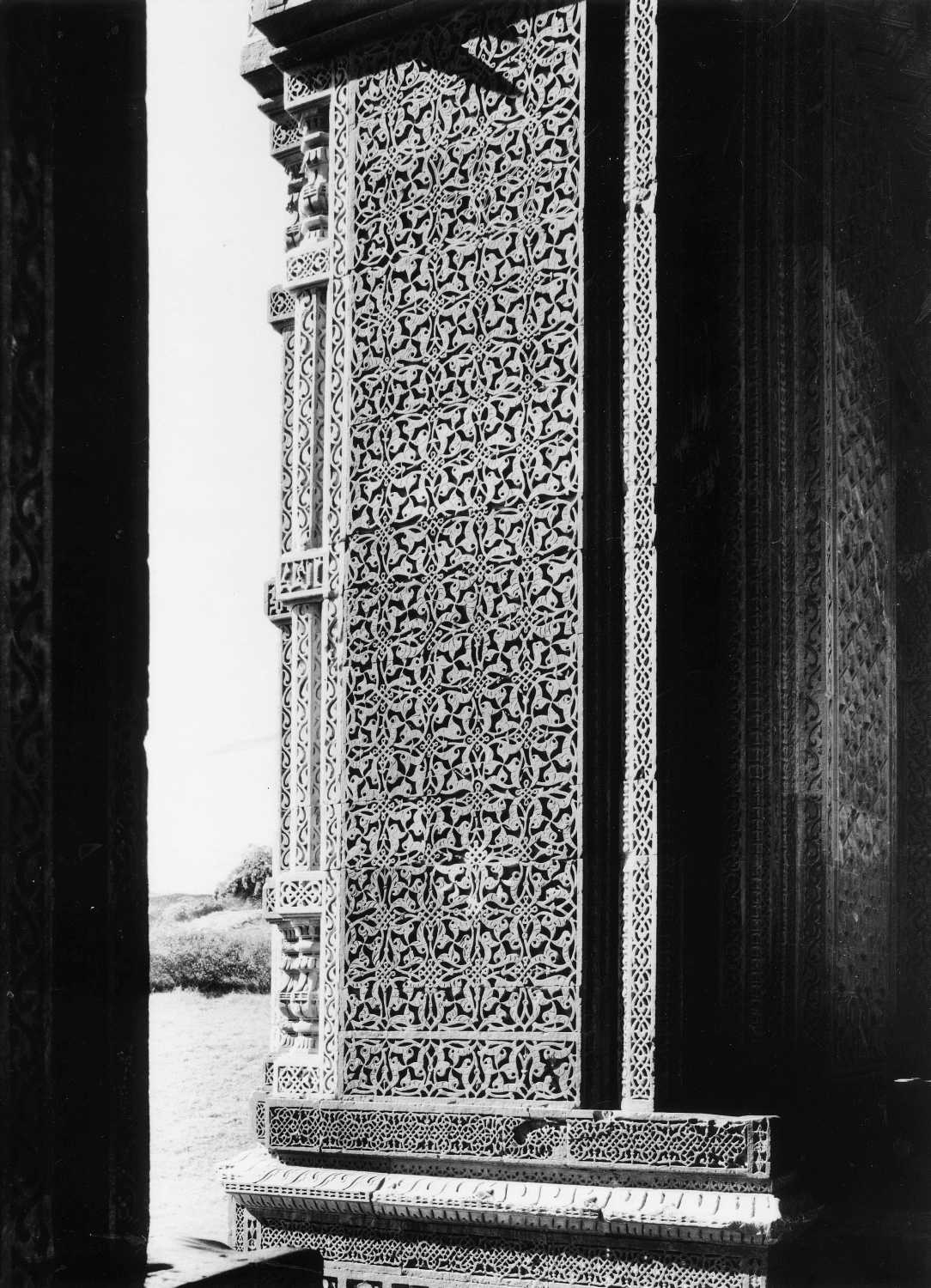 Qutb complex, Mehrauli