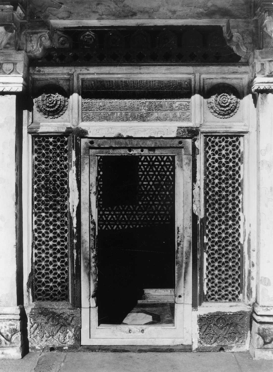 Qutb complex, Mehrauli