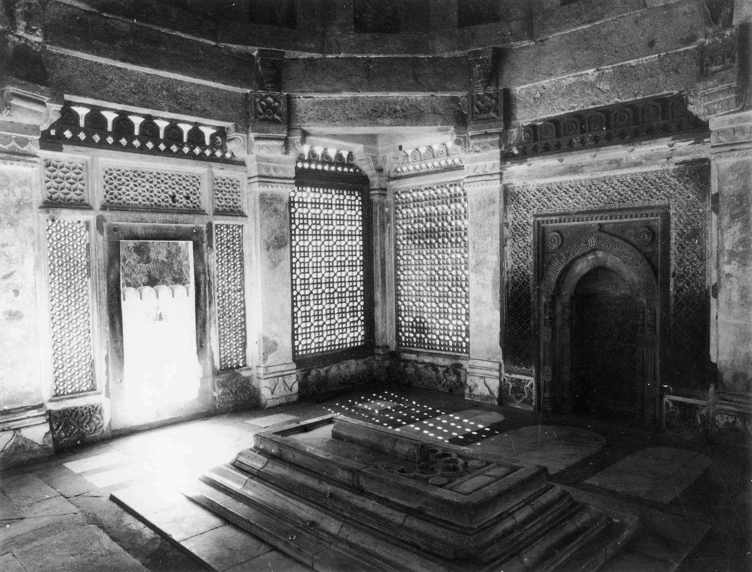 Qutb complex, Mehrauli