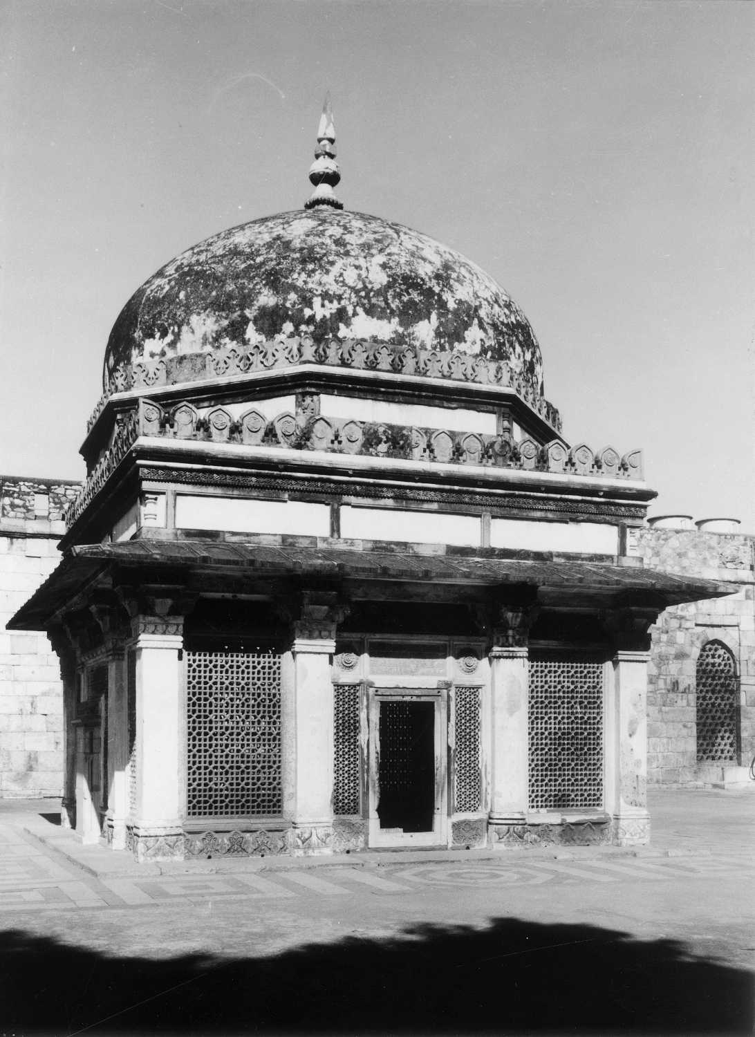 Qutb complex, Mehrauli
