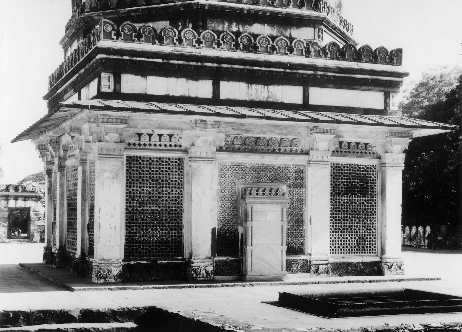 Qutb complex, Mehrauli