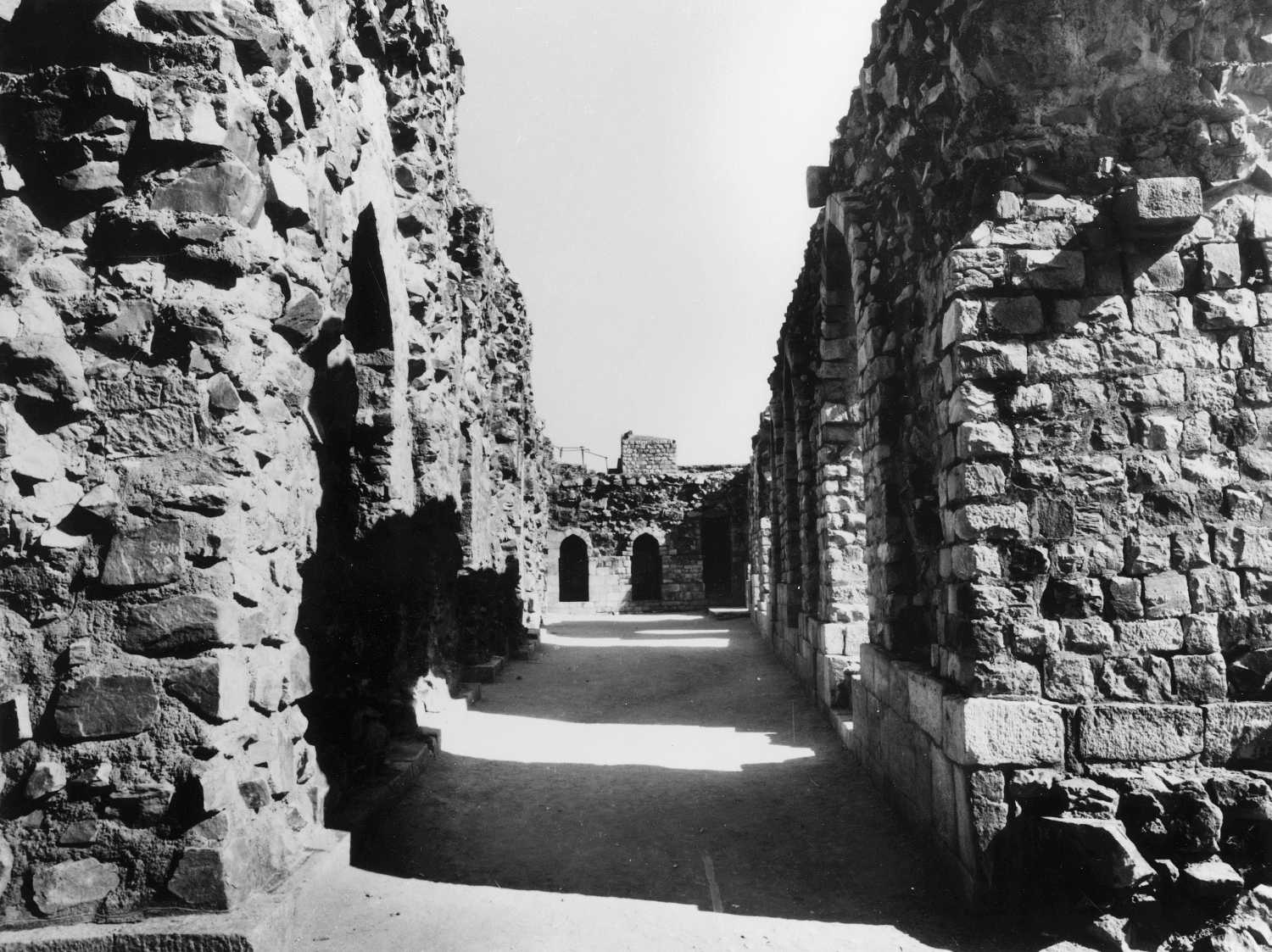 Qutb complex, Mehrauli