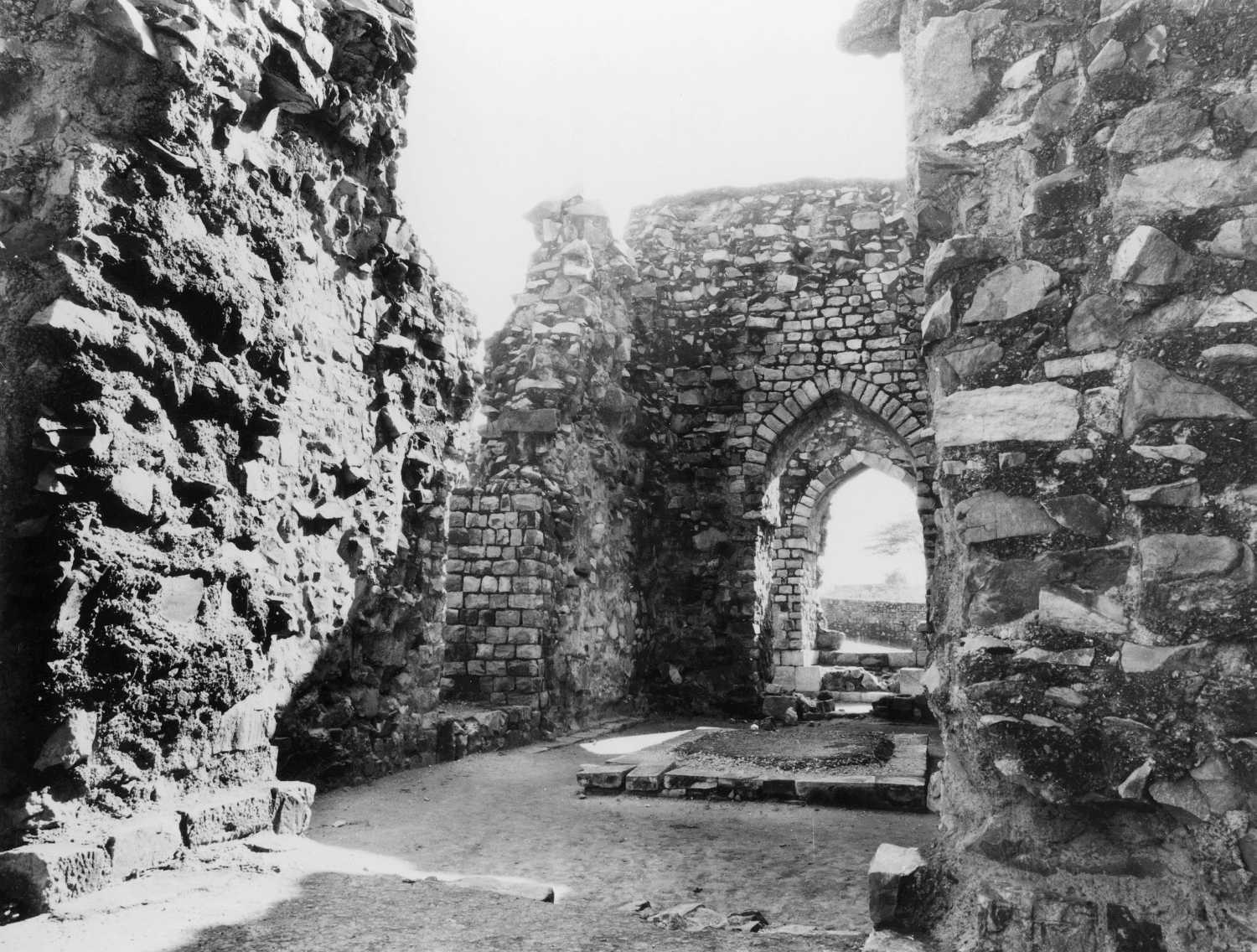 Qutb complex, Mehrauli