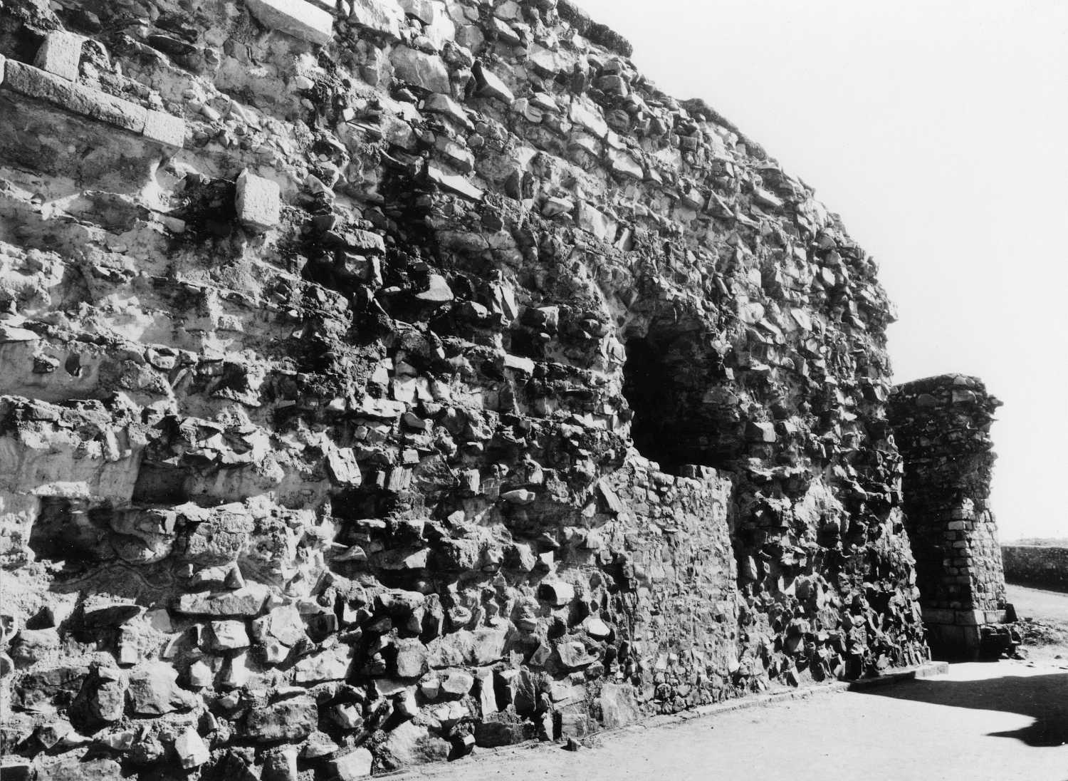 Qutb complex, Mehrauli