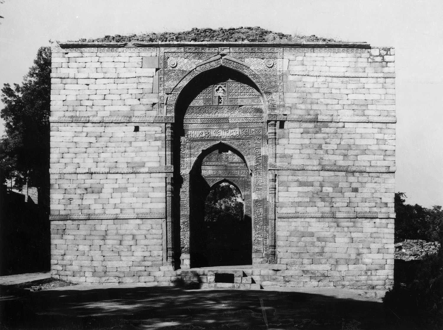 Qutb complex, Mehrauli
