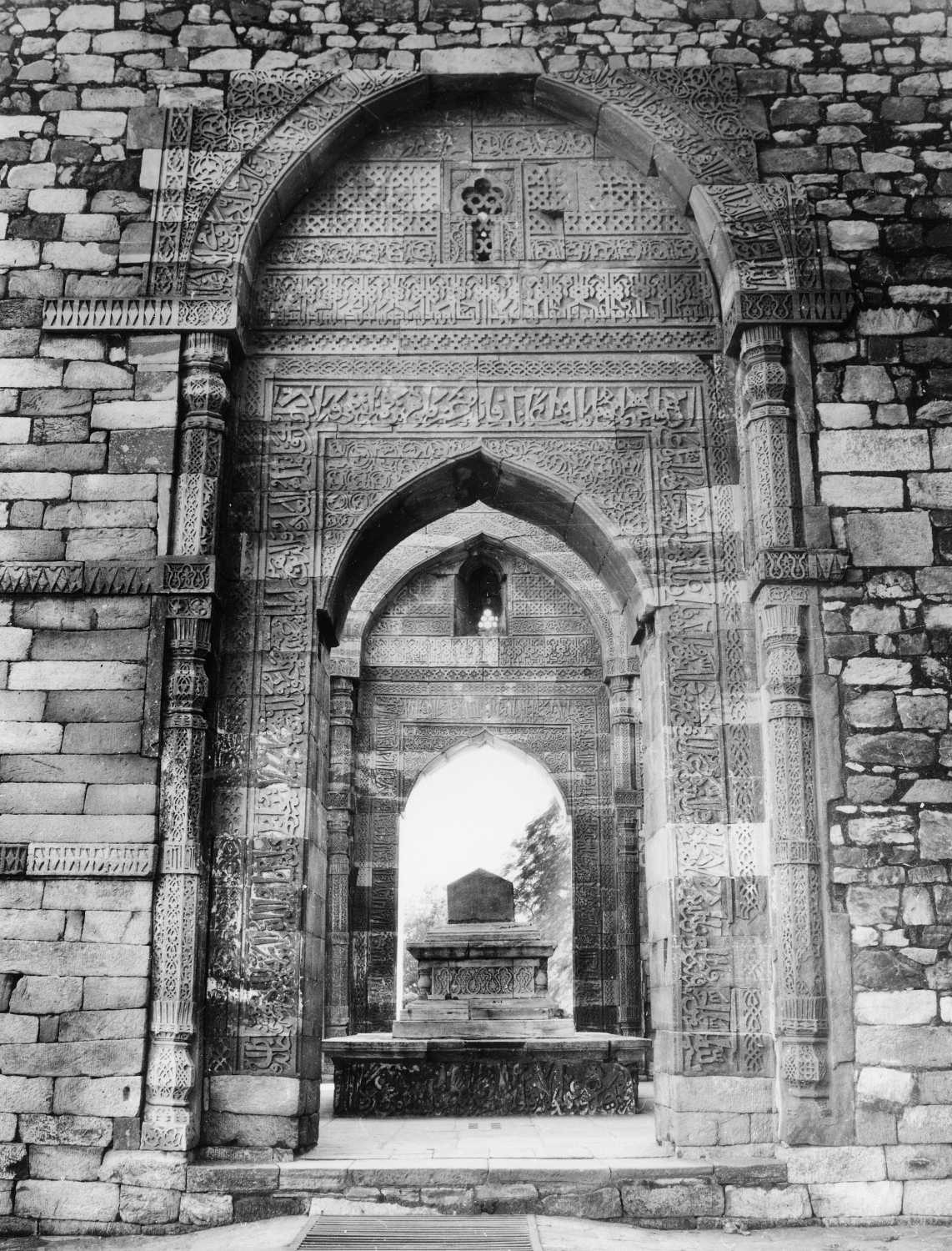 Qutb complex, Mehrauli