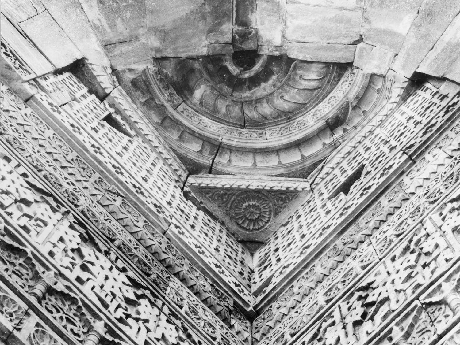 Qutb complex, Mehrauli