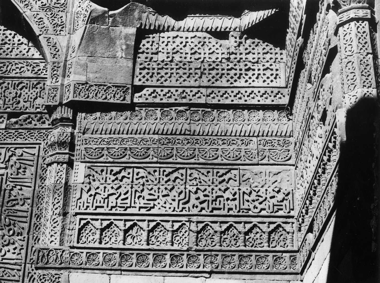 Qutb complex, Mehrauli