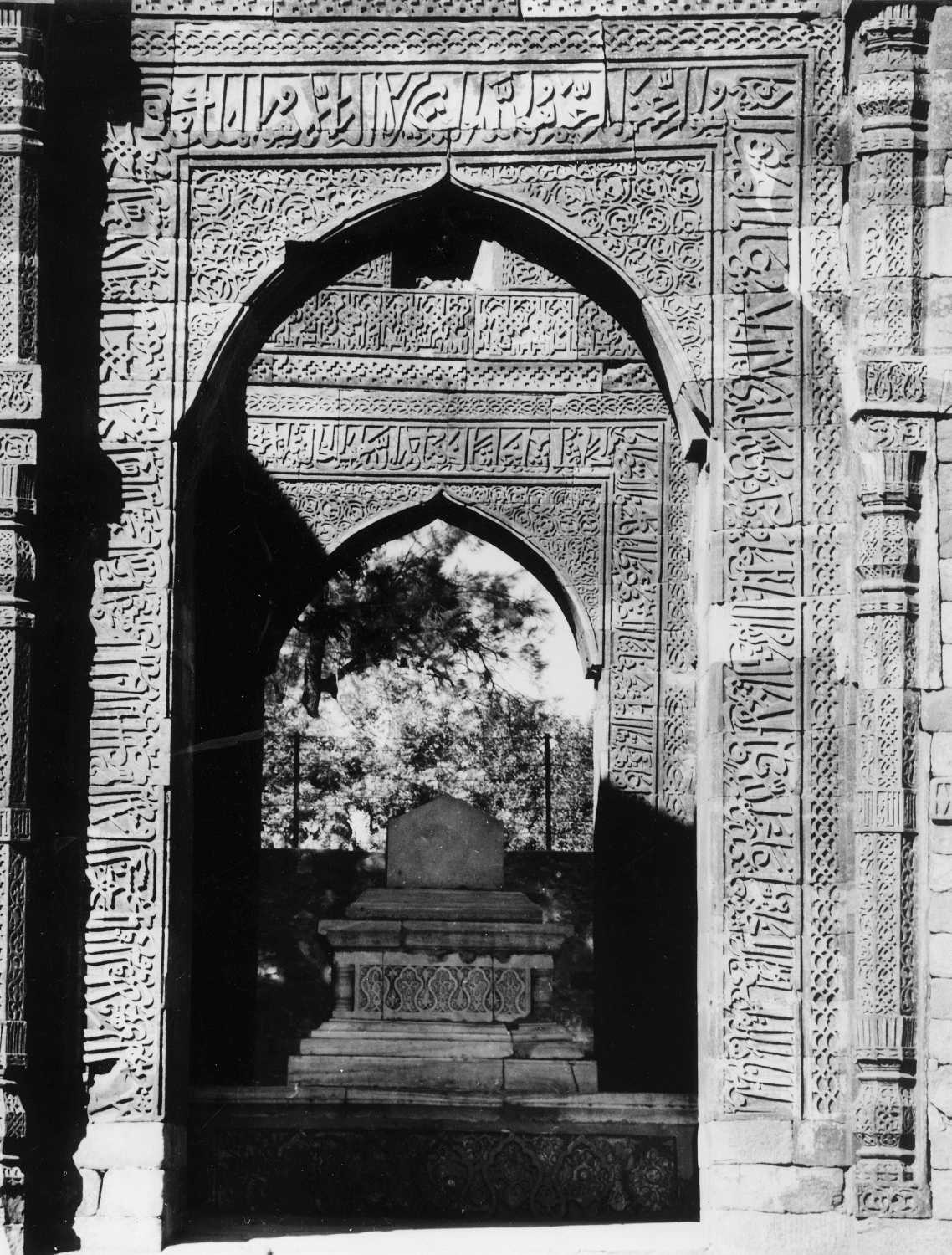 Qutb complex, Mehrauli