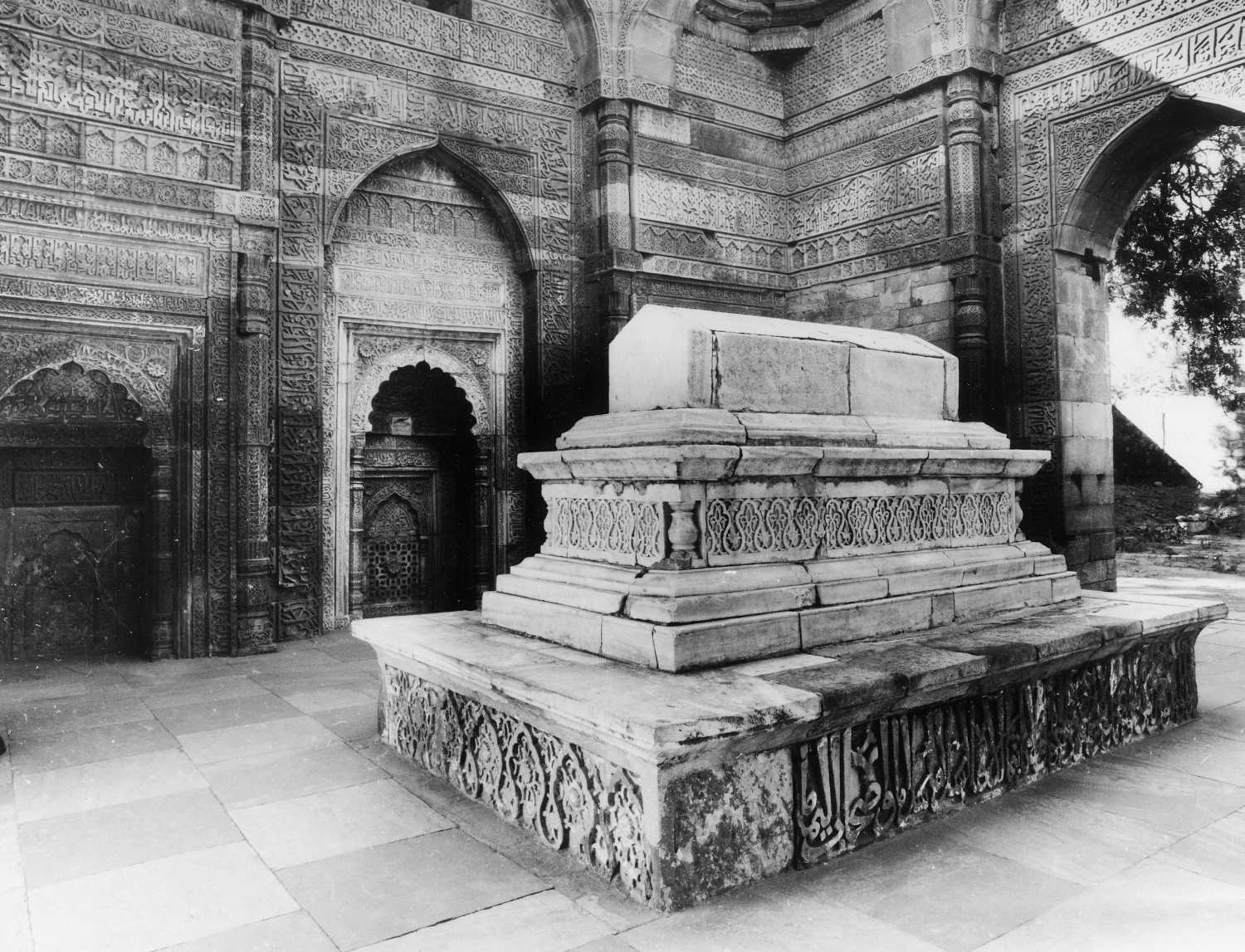 Qutb complex, Mehrauli