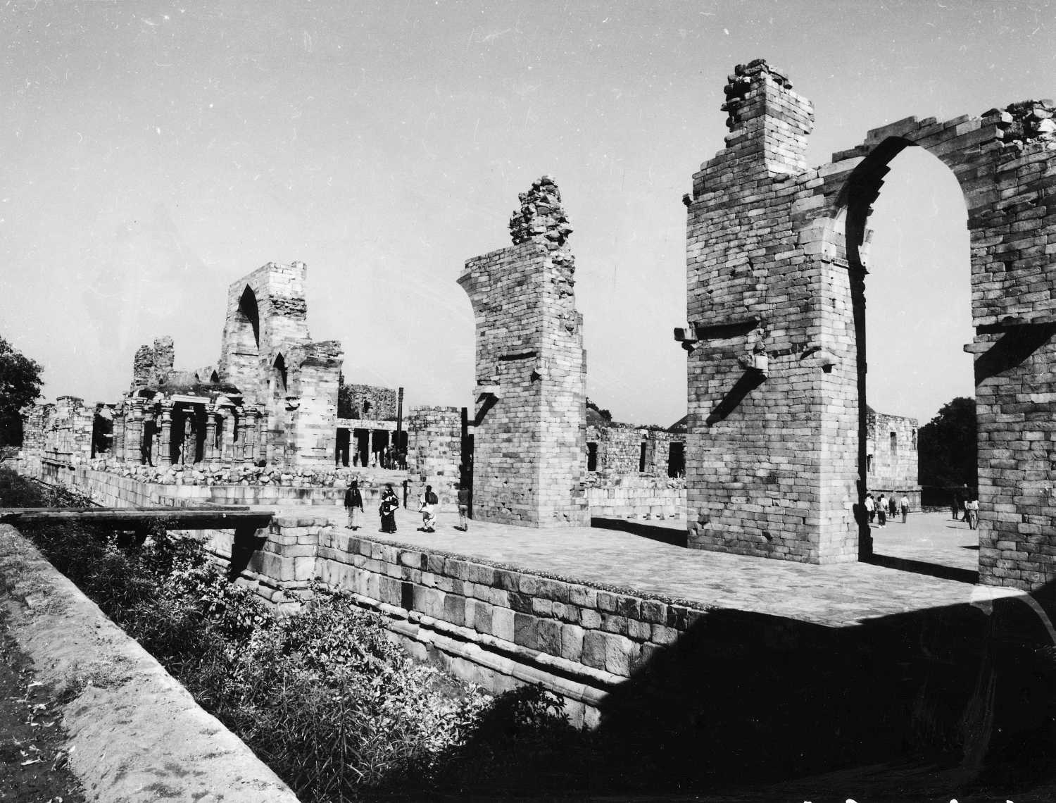 Qutb complex, Mehrauli