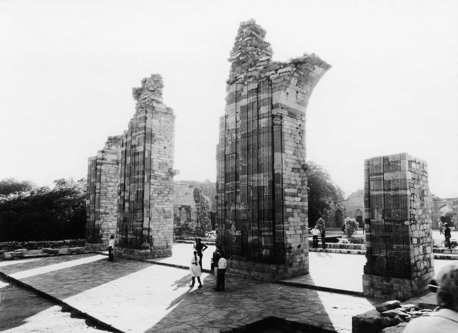Qutb complex, Mehrauli