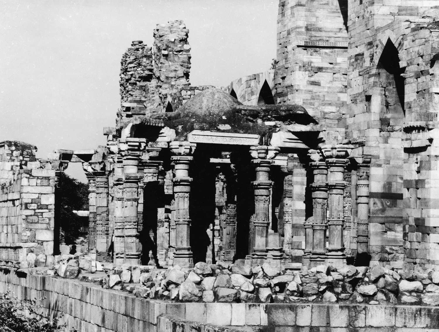 Qutb complex, Mehrauli