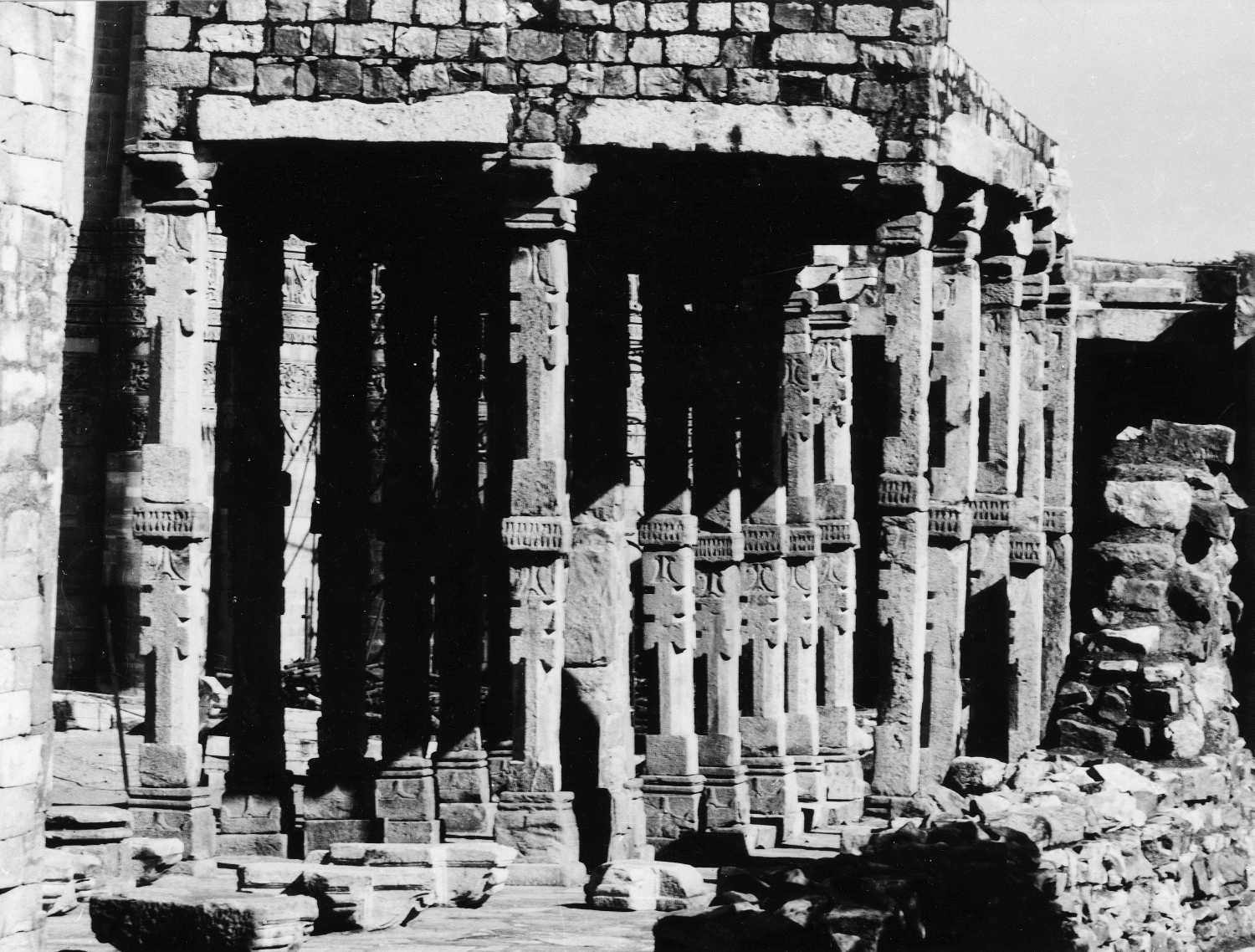 Qutb complex, Mehrauli