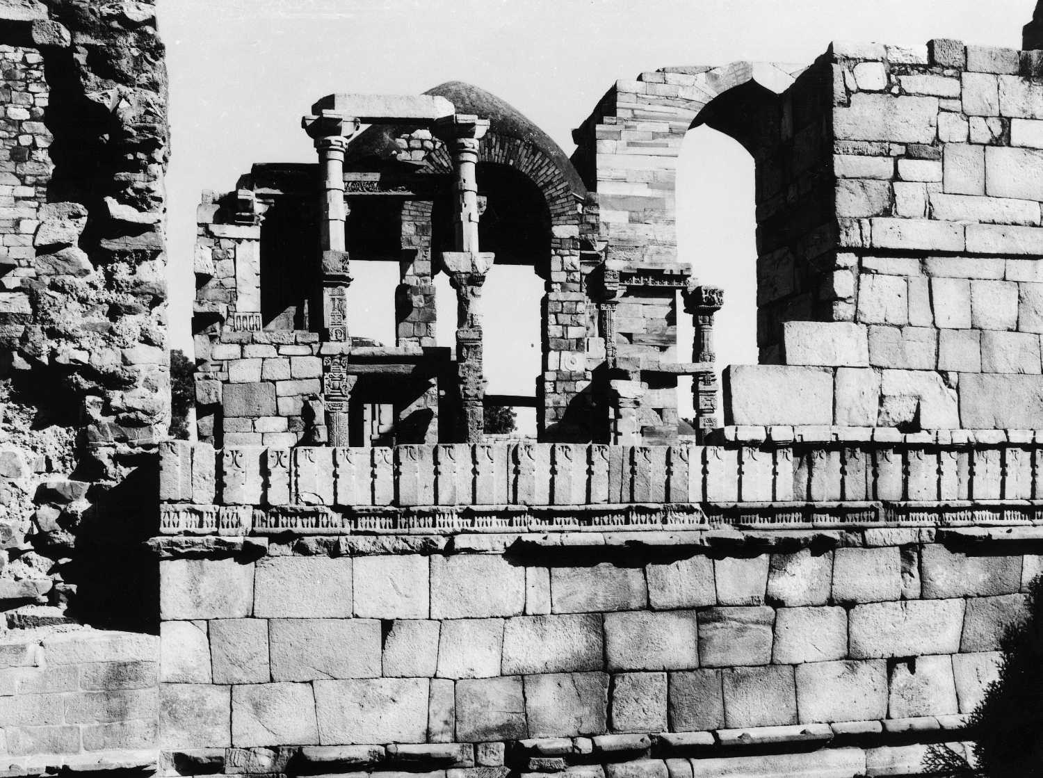 Qutb complex, Mehrauli