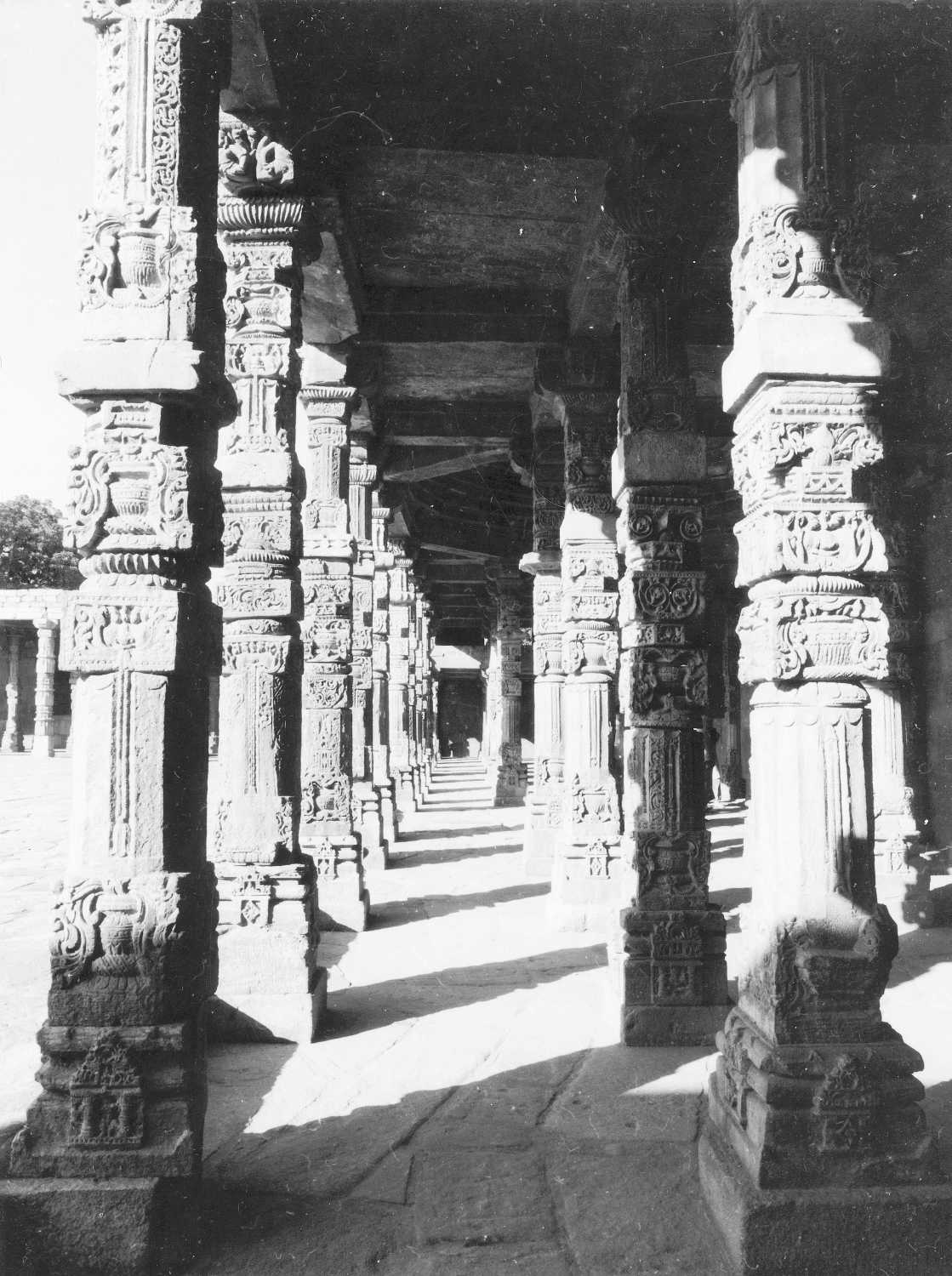 Qutb complex, Mehrauli