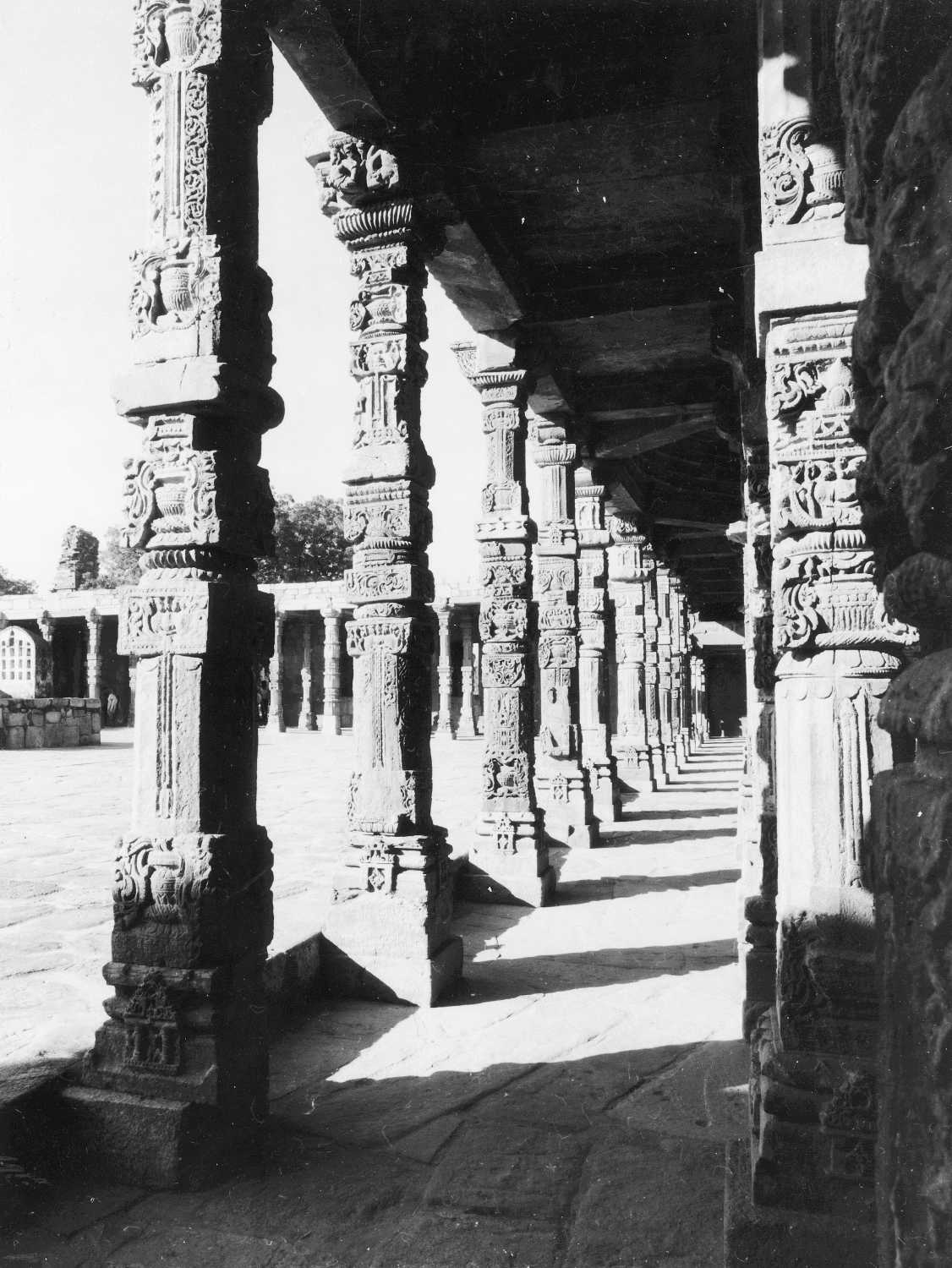 Qutb complex, Mehrauli