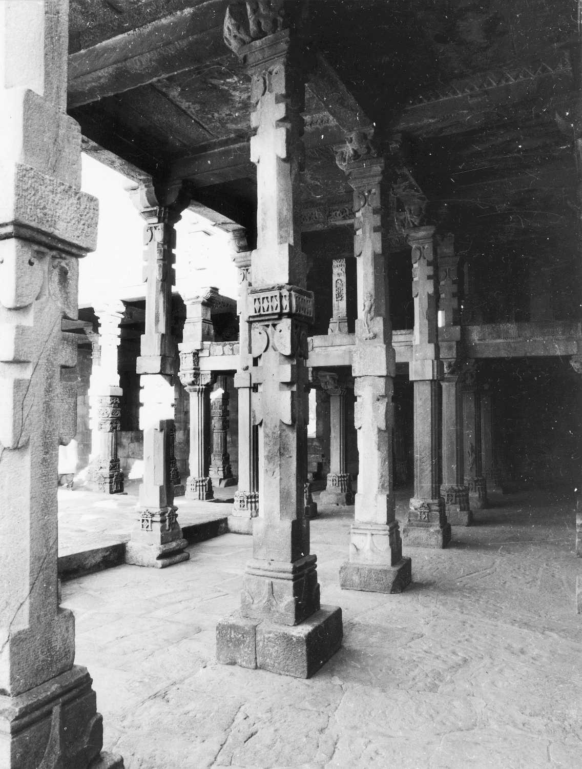 Qutb complex, Mehrauli