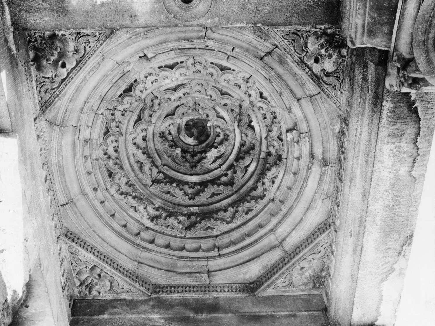 Qutb complex, Mehrauli