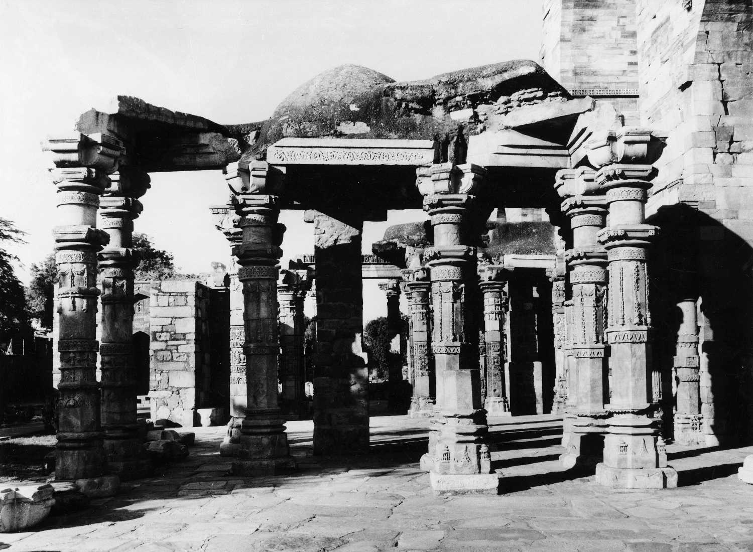 Qutb complex, Mehrauli