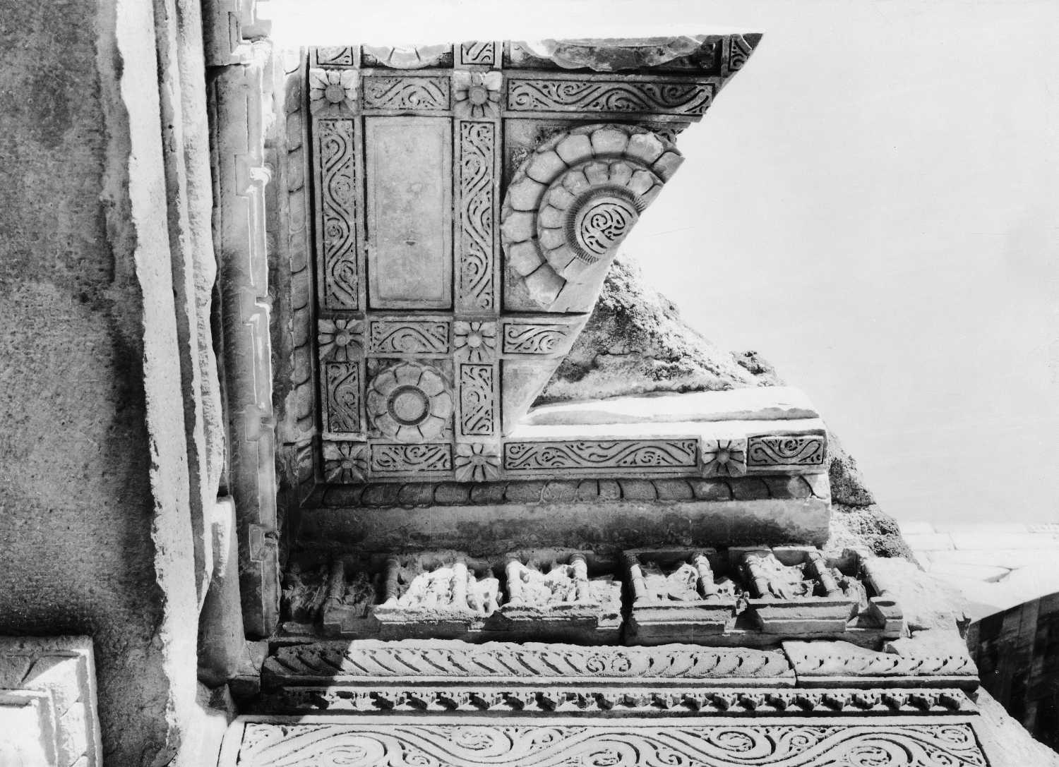 Qutb complex, Mehrauli