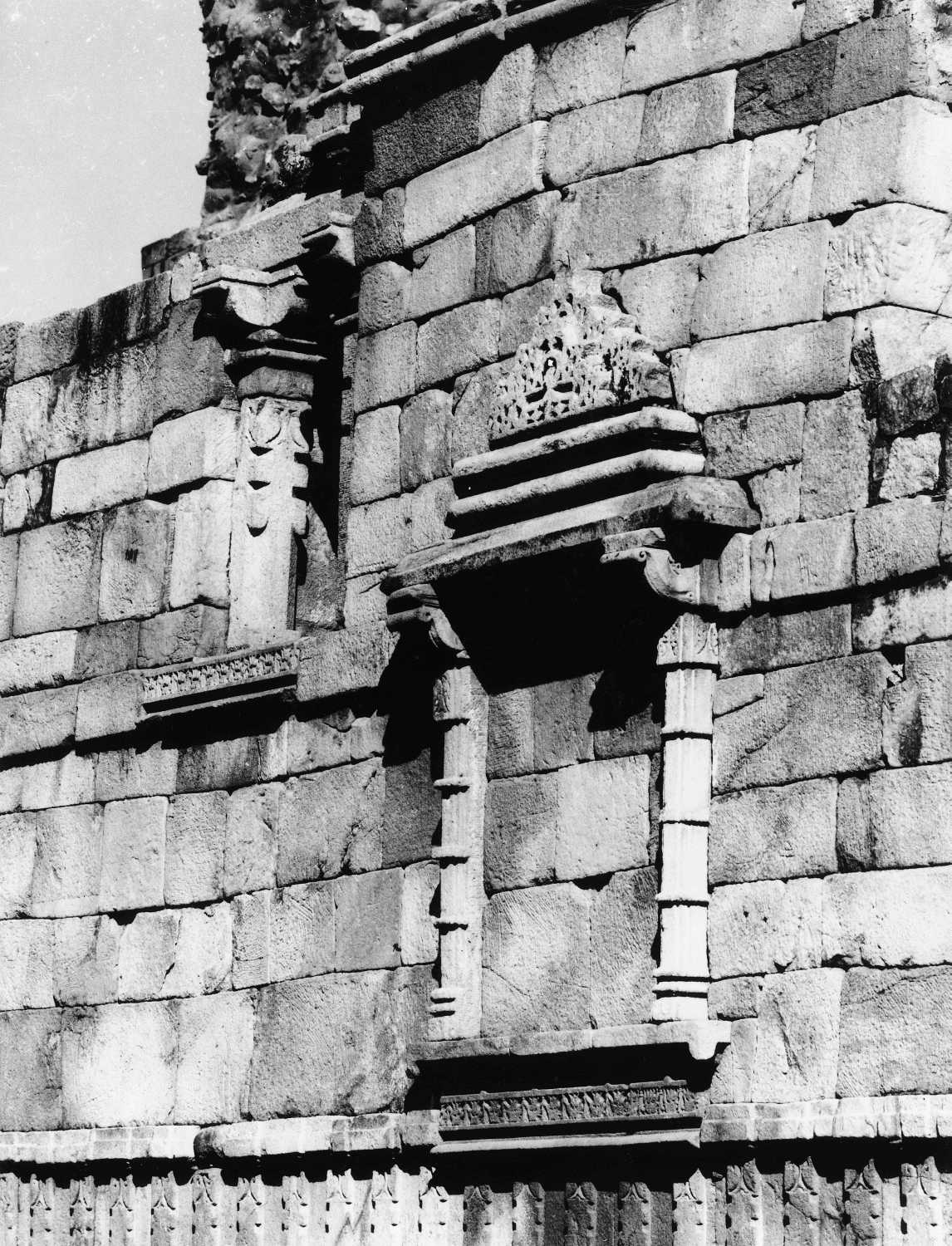 Qutb complex, Mehrauli