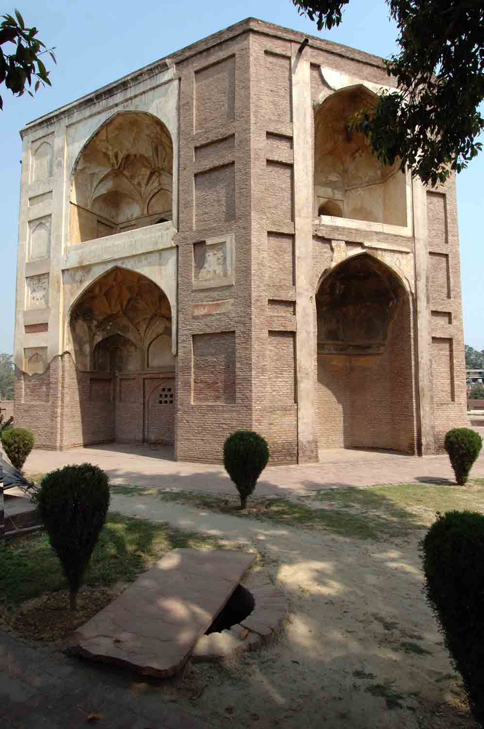 Tomb of Shamsher Khan, Batala
