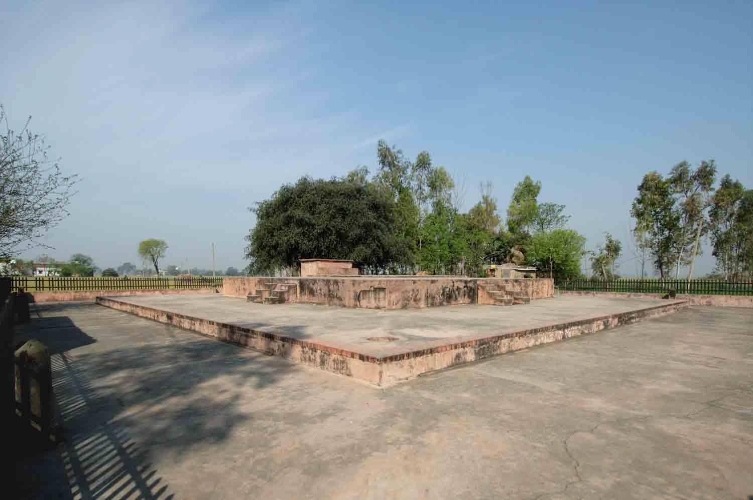 Takht-e-Akbari, Kalanaur