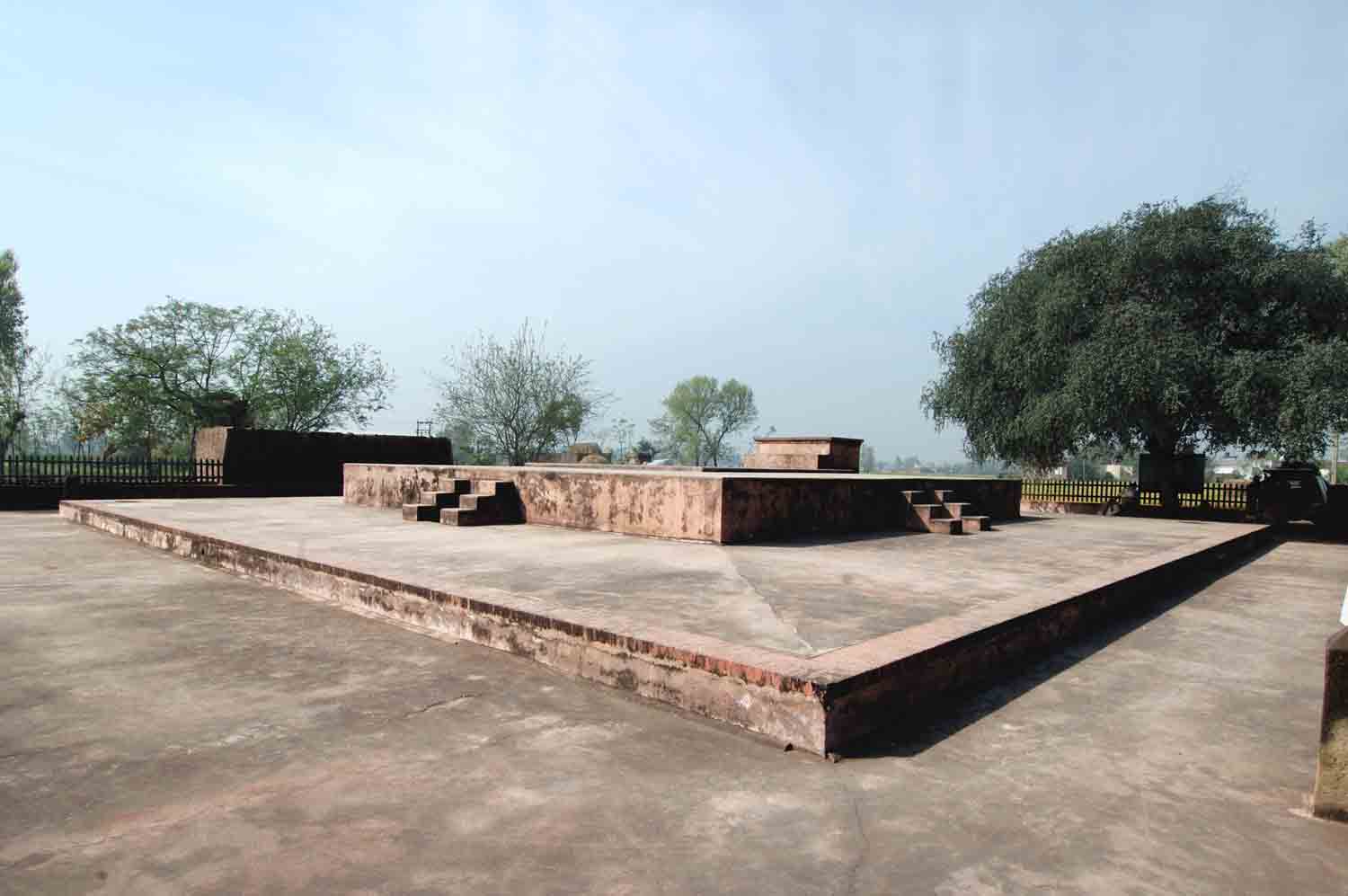 Takht-e-Akbari, Kalanaur