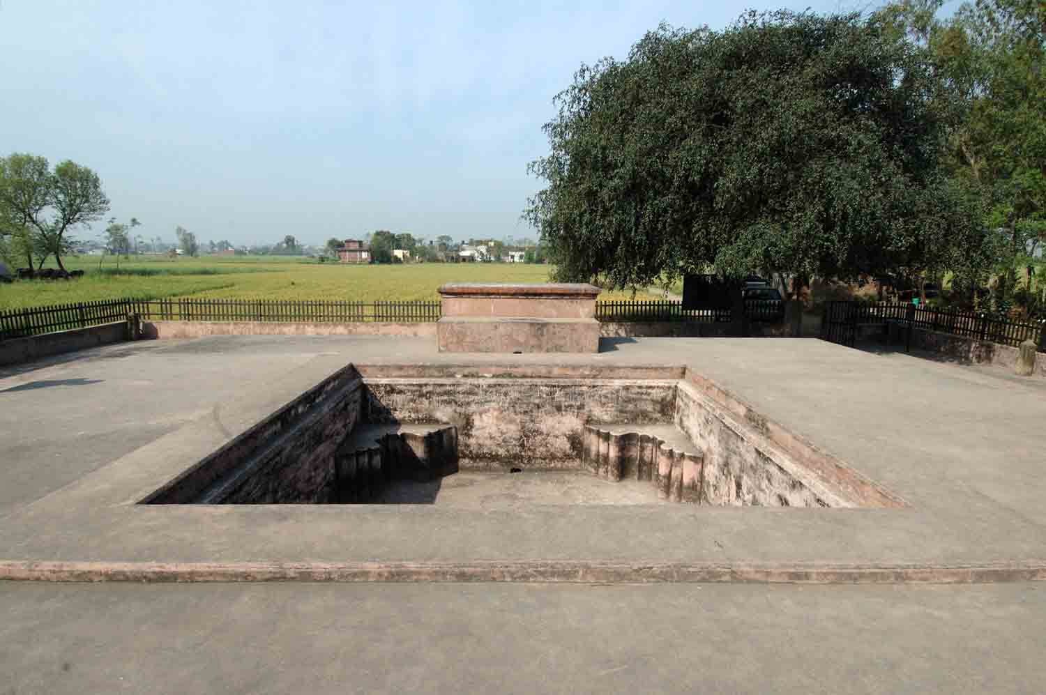 Takht-e-Akbari, Kalanaur