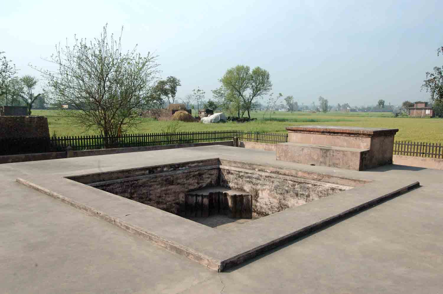 Takht-e-Akbari, Kalanaur