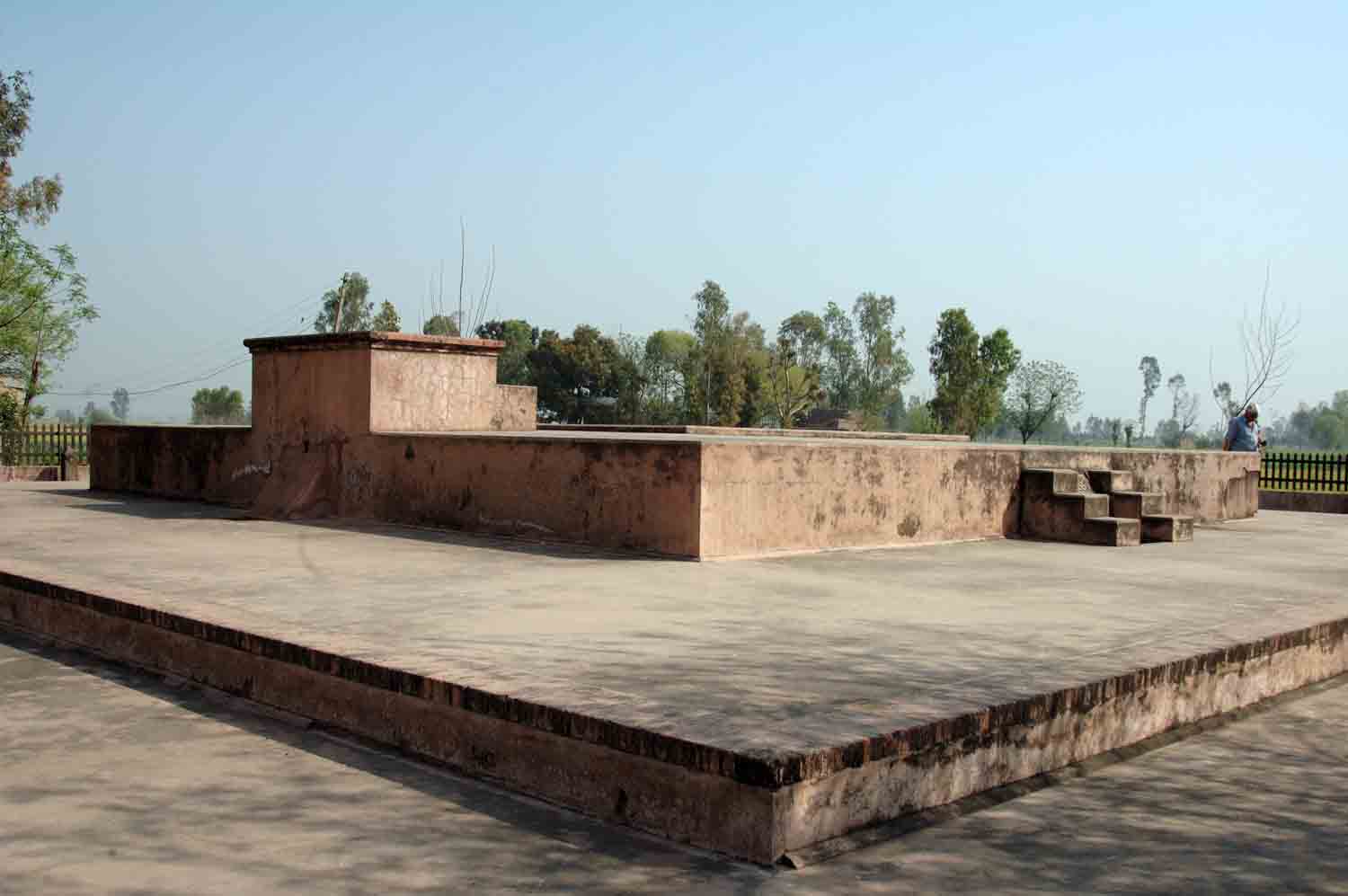 Takht-e-Akbari, Kalanaur