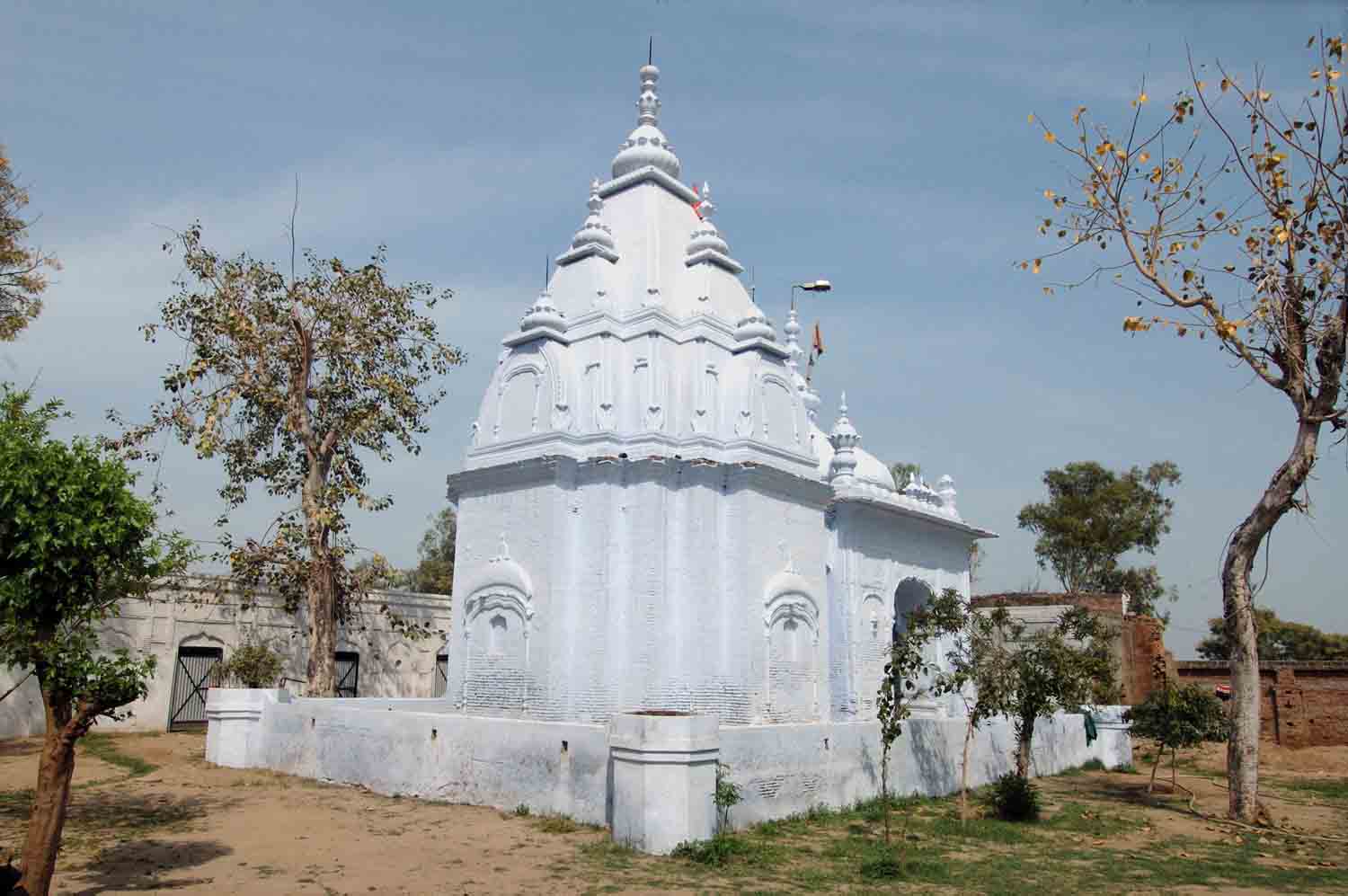 Monuments in Khawaspur