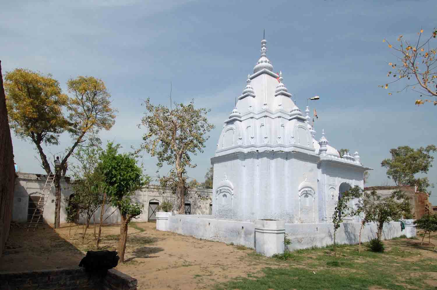 Monuments in Khawaspur