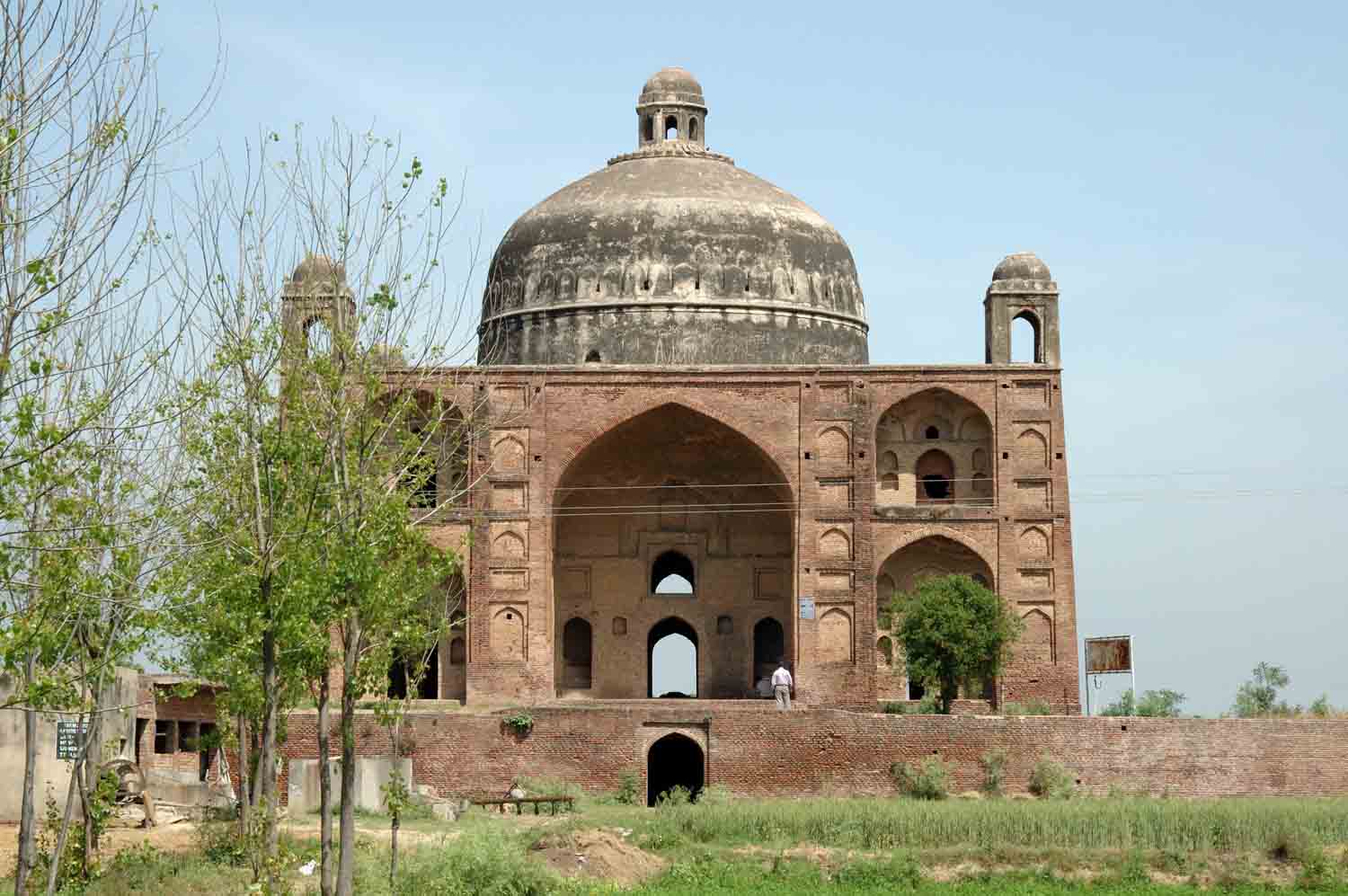 Tomb of Ustad, Talania