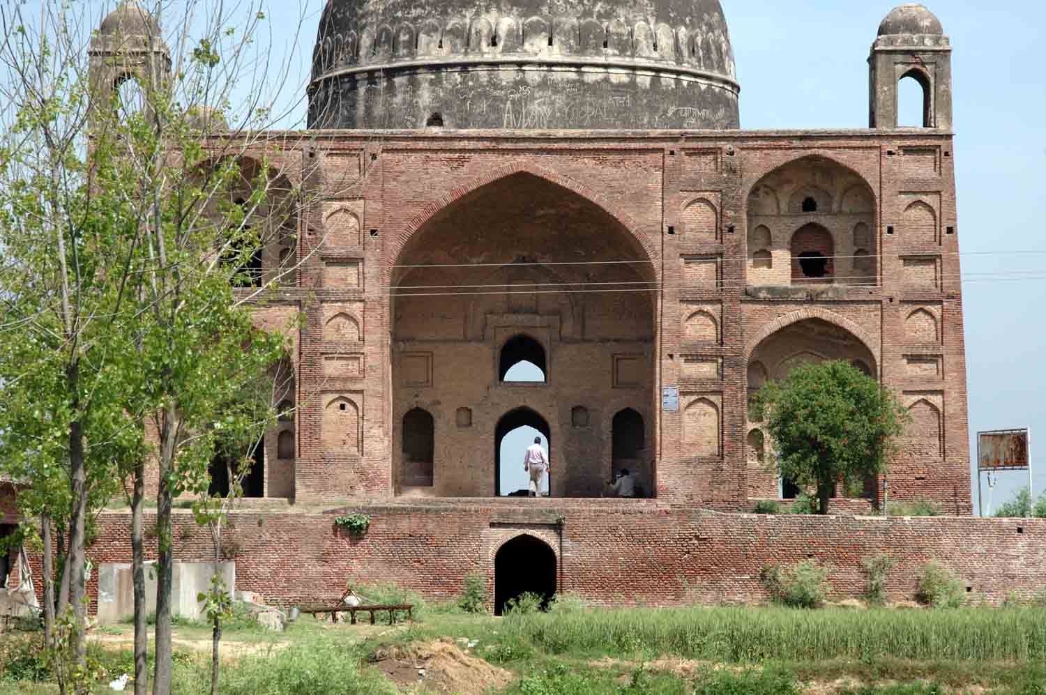 Tomb of Ustad, Talania