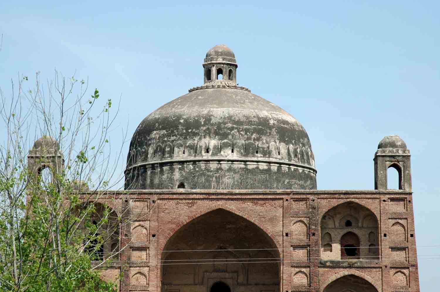 Tomb of Ustad, Talania
