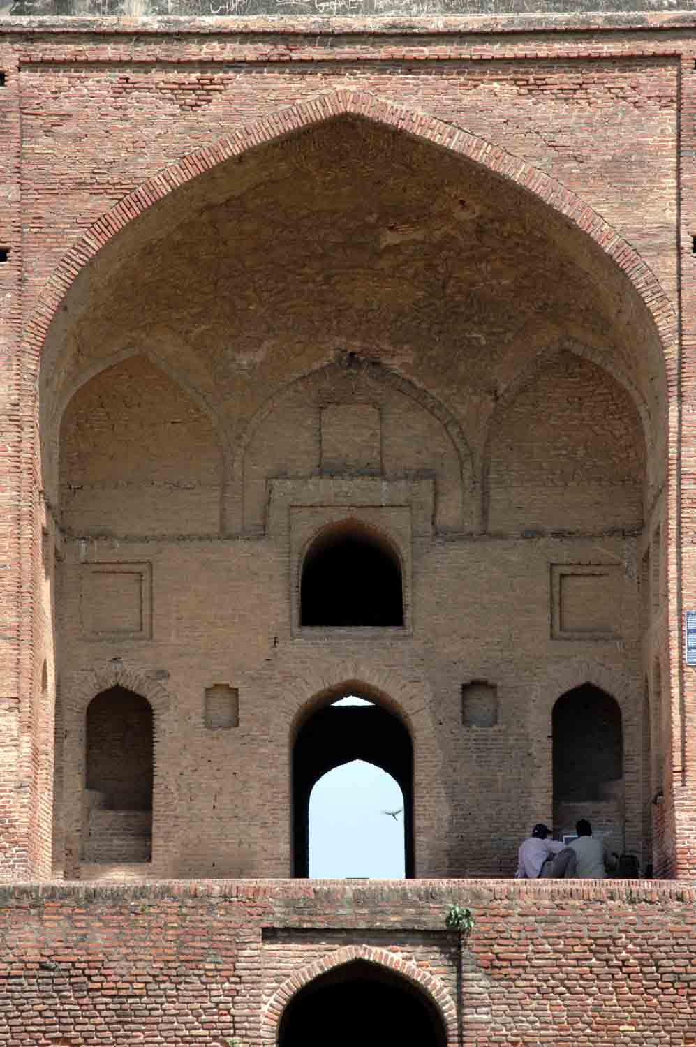 Tomb of Ustad, Talania
