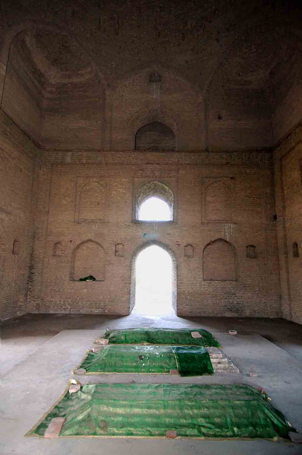 Tomb of Ustad, Talania