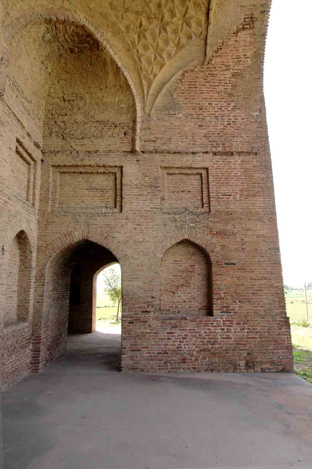 Tomb of Ustad, Talania