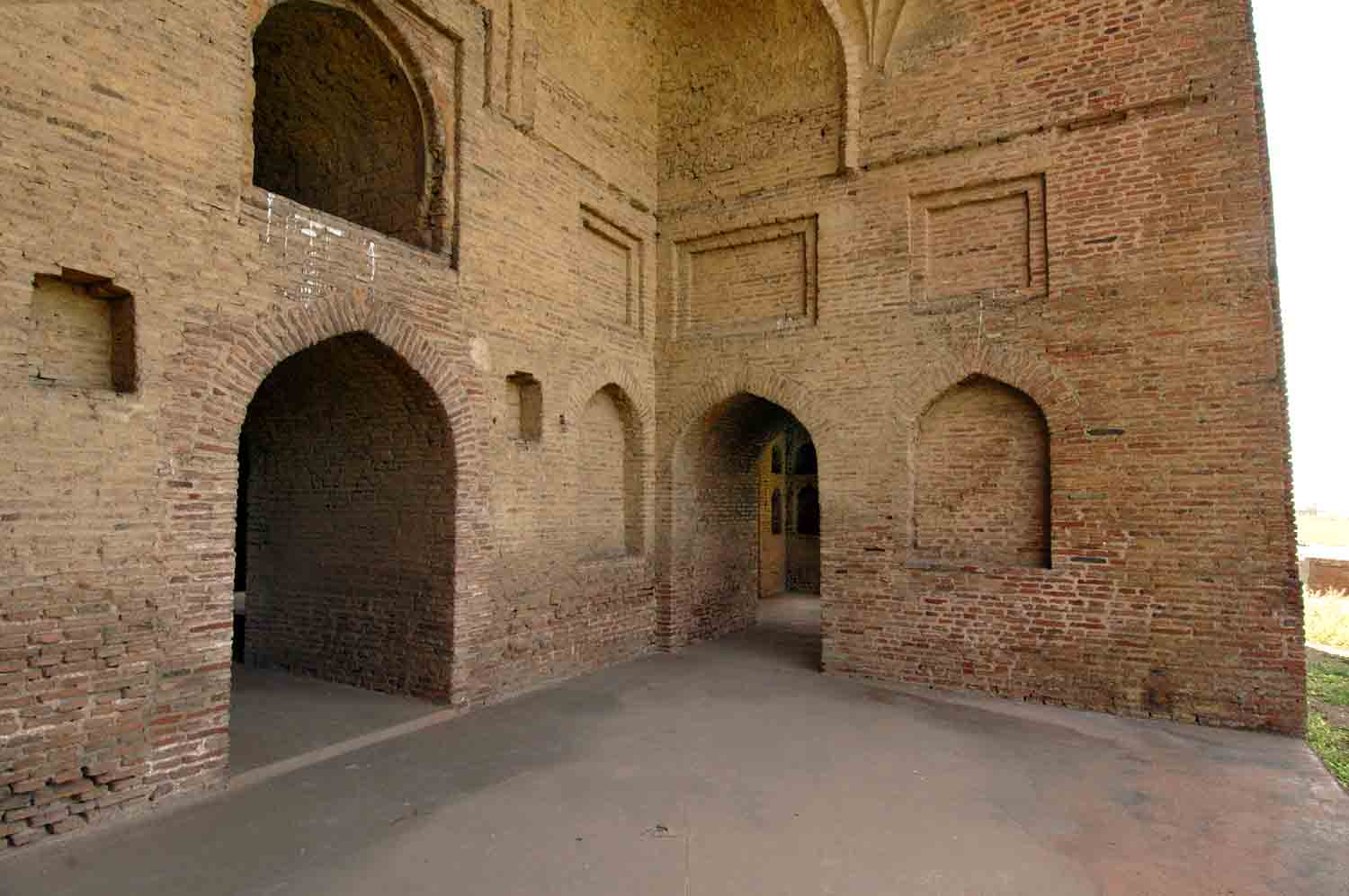 Tomb of Ustad, Talania